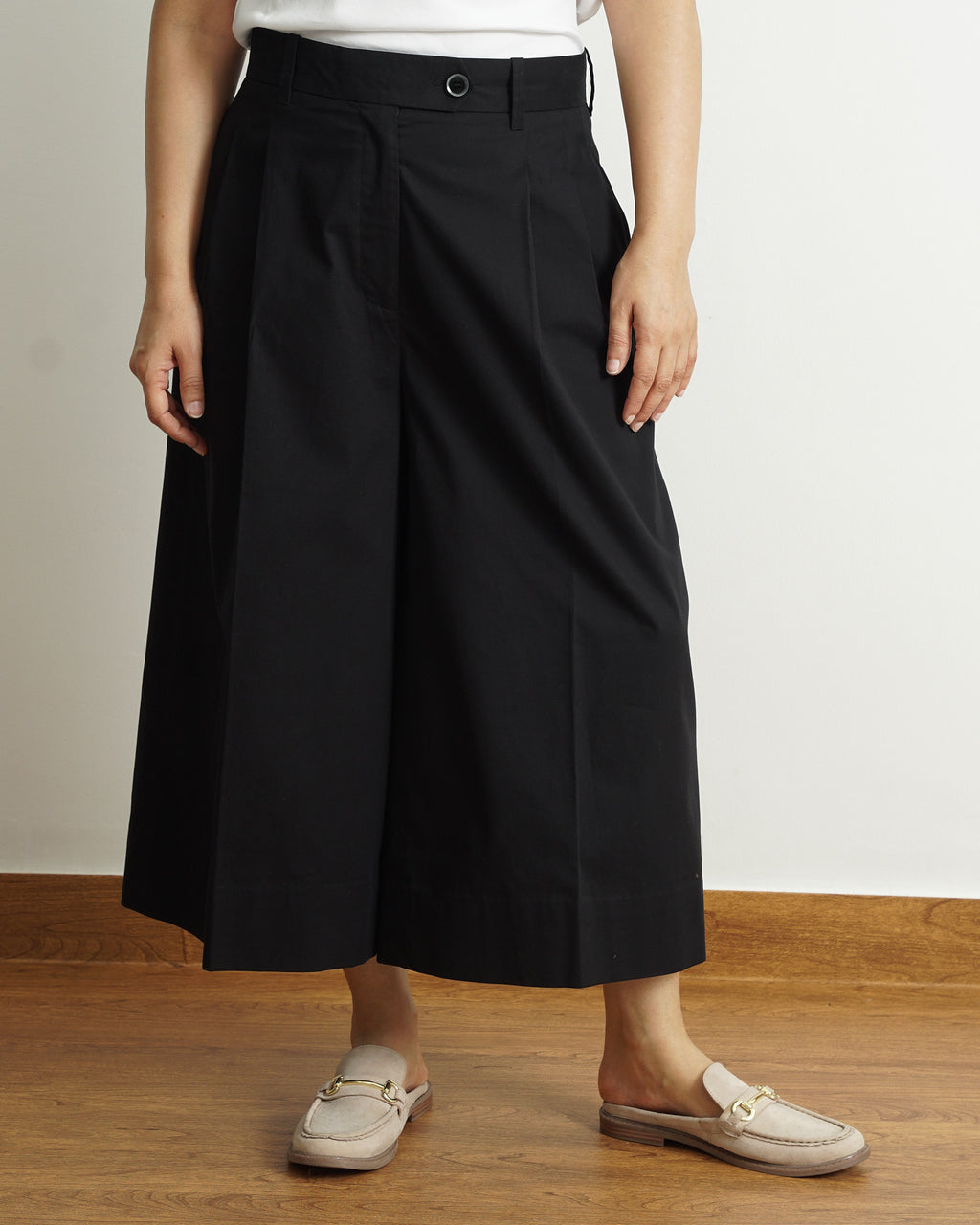 Tailored wide leg cropped trousers in Black.
