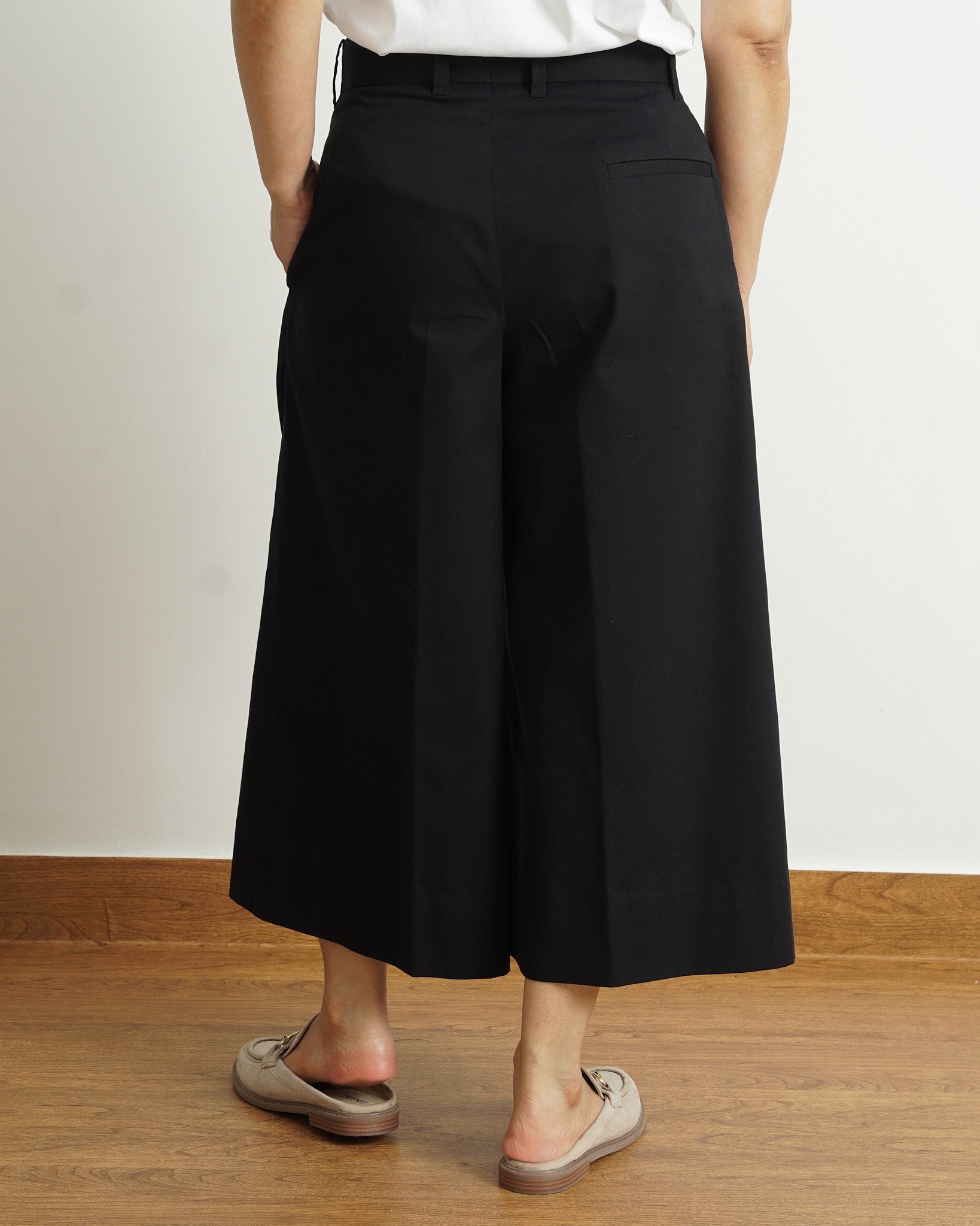 Tailored wide leg cropped trousers in Black.