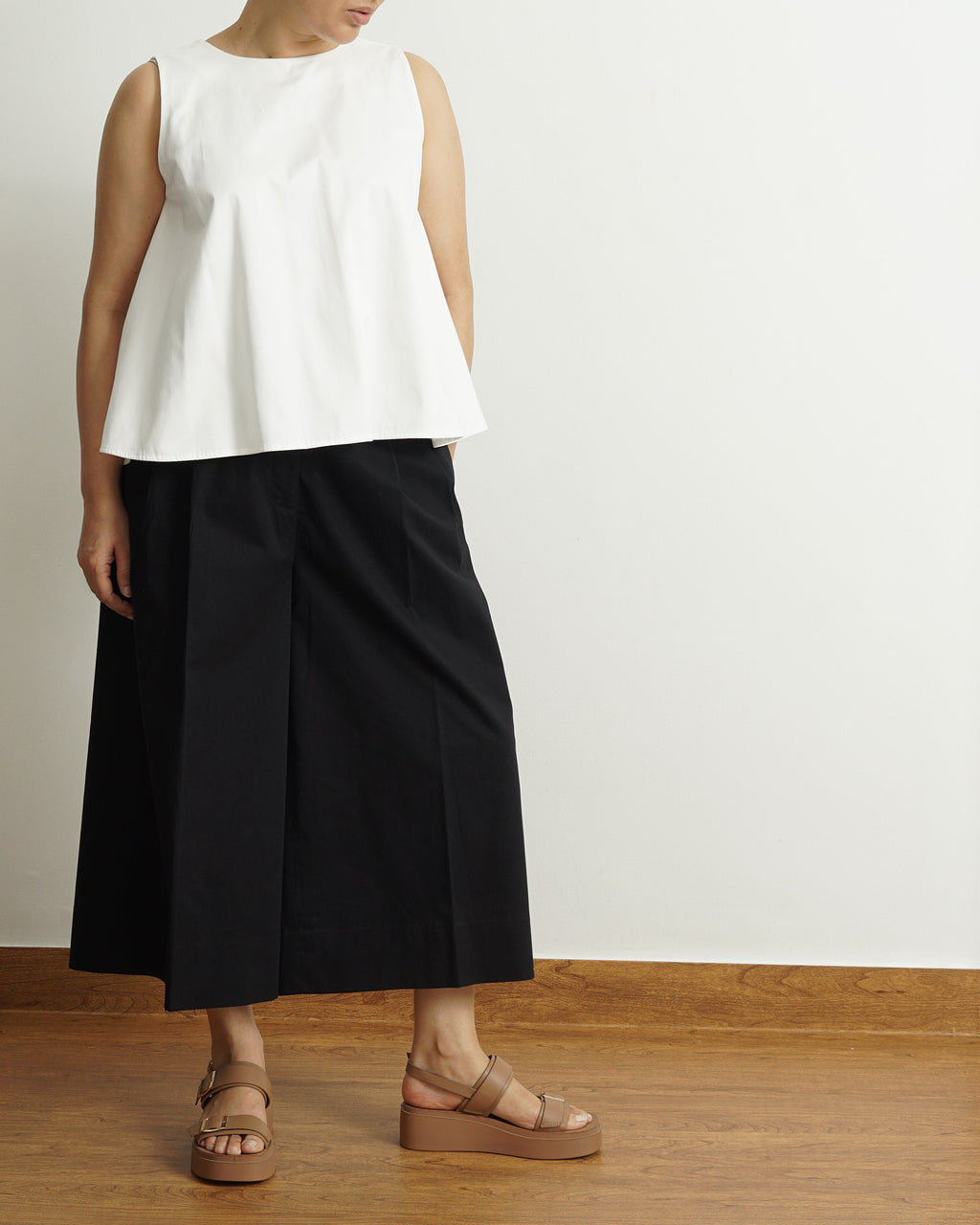 Tailored wide leg cropped trousers in Black.