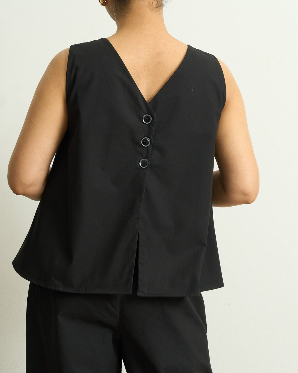 The Back Buttoned Top in Black | 100% Cotton